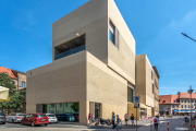 Ein Balanceakt auf Sandstein: Das neue Ludwig Erhard Zentrum in Fürth (Foto: Oliver Heinl)