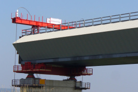 Luftleitbleche am Verschubüberbau der Moseltalquerung. Sie wurden am Grenzschichtwindkanal der Ruhr-Universität Bochum in Zusammenarbeit mit dem Ingenieurbüro Niemann Ingenieure entwickelt. (Foto © Forschungsgruppe Windingenieurwesen und Strömungsmechanik) 