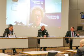 Thomas Nindl (Arbeiter- Samariter-Bund, v.l.), Prof. Dr.-Ing. Norbert Gebbeken (Präsident der Bayerischen Ingenieurekammer- Bau), Christian Bernreiter (Präsident des Bayerischen Landkreistags) und Sabine Lackner (Vizepräsidentin der Bundesanstalt Technisches Hilfswerk, im Foto oben))