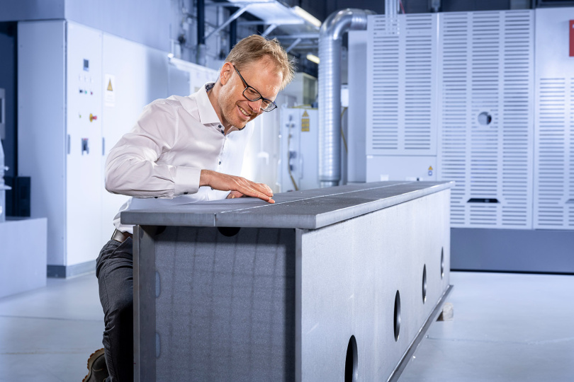 Dr. Dirk Dittrich vom Fraunhofer IWS hat mit einem Team aus Forschung und Industrie ein leistungsfähiges Laserschweißverfahren entwickelt. Anhand eines lasergeschweißten Hallenkransegments zeigte das Team, dass das Verfahren im Stahlbau in erheblichem Maß Ressourcen einsparen kann. Foto: © Fraunhofer IWS/René Jungnickel