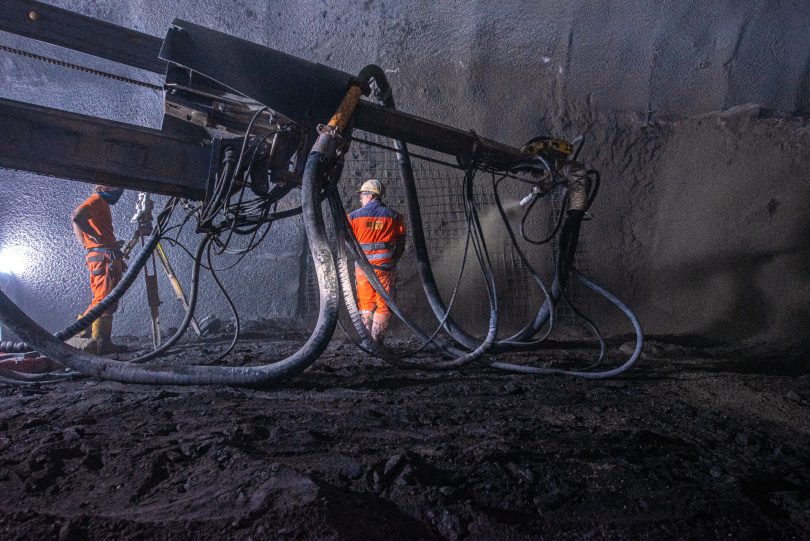 Der aufgespritzte Beton muss das nachdrückende Bergwasser effektiv zurückhalten. Aus diesem Grund muss er mit hohem Druck flächig aufgetragen werden. Foto: © HeidelbergCement AG / Steffen Fuchs
