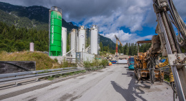 Blick auf die Mischanlage vor dem Eingang des Südportals. © HeidelbergCement AG / Steffen Fuchs