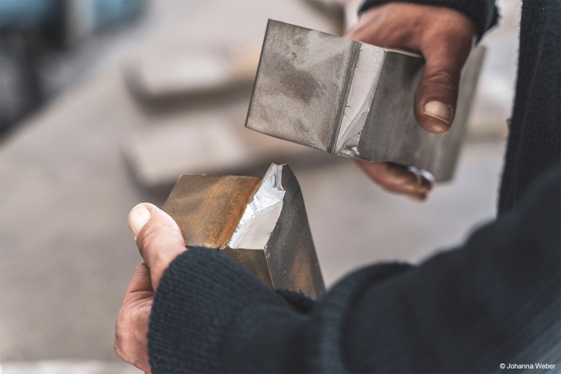 Bei Bruchflächen prüfen die HM-Forschenden, ob es einen speziellen Grund für die Rissentstehung gibt – z.B. Unregelmäßigkeiten im Werkstoff (Foto: Johanna Weber)