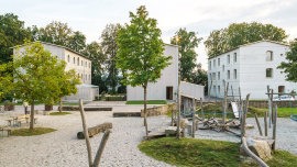 Drei Forschungshäuser in Bad Aibling, die im Rahmen des Projekts der Forschungsgruppe „Einfach bauen“ an der TUM gebaut wurden - © Foto: Büro Prof. Florian Nagler/Sebastian Schels 