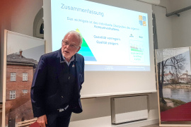 Prof. Dr. Norbert Gebbeken, Präsident der Bayerischen Ingenieurekammer-Bau, bei der Eröffnung der öffentlich und wöchentlichen Vorlesungsreihe „Nachhaltigkeit im Bauwesen“ am Campus Neuburg der THI.