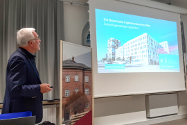 Prof. Dr. Norbert Gebbeken, Präsident der Bayerischen Ingenieurekammer-Bau, bei der Eröffnung der öffentlich und wöchentlichen Vorlesungsreihe „Nachhaltigkeit im Bauwesen“ am Campus Neuburg der THI.