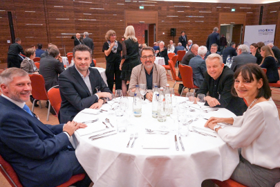 Dr. Ulrike Raczek, Hauptgeschäftsführerin der Bayerischen Ingenieurekammer-Bau im Kreis der Kollegen