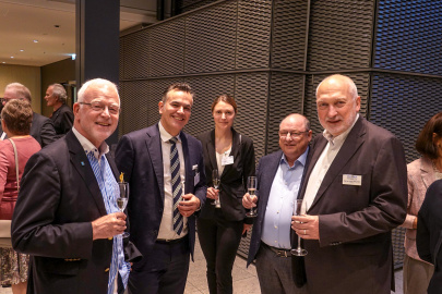 Prof. Dr. Norbert Gebbken (l.) und Dr.-Ing. Ulrich Scholz (2.v.r.) im Gespräch