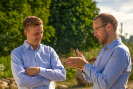 Um das Potenzial von Bauschutt-Recycling mehr auszuschöpfen, entwickeln die Gründer des Startups Optocycle Max-Frederick Gerken und Lars Wolff (v.l.) mit Förderung durch die Deutsche Bundesstiftung Umwelt (DBU) ein System, das automatisch unterschiedliche Bestandteile von Bauabfällen erkennt. © Optocycle 