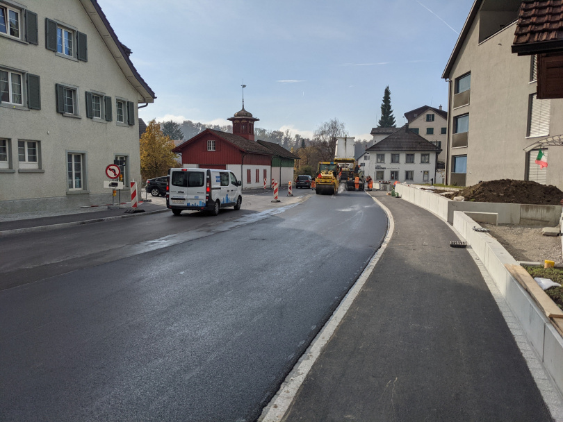 Teststrecke in Uster: Vielbefahrene Straßen verlangen nach polymermodifiziertem Asphalt. Bild: Empa