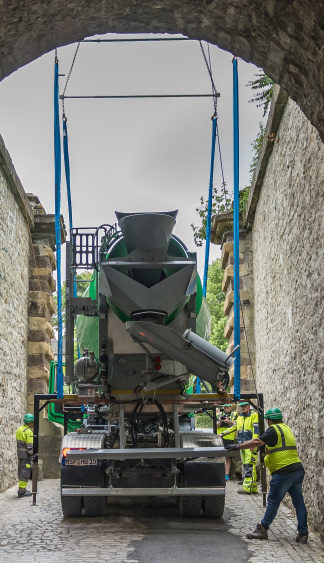 Der zuvor entladene Lkw fuhr durch das Festungstor und nahm die Mischtrommel wieder auf. © Heidelberg Materials / Philipp Reimer