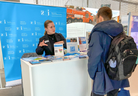 Jasmin Liese, Referentin für Career Service und Social Media, informiert die Studierenden.