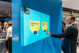 Die Ausstellung informiert über die bayerischen Pilotptojekte zum Gebäudetyp-e. Foto: Edward-Beierle / StMB