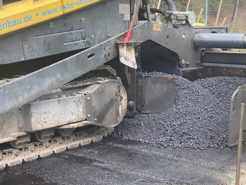 Straßenfertiger bedecken das Sensorgewebe mit Asphalt. Foto: Fraunhofer WKI