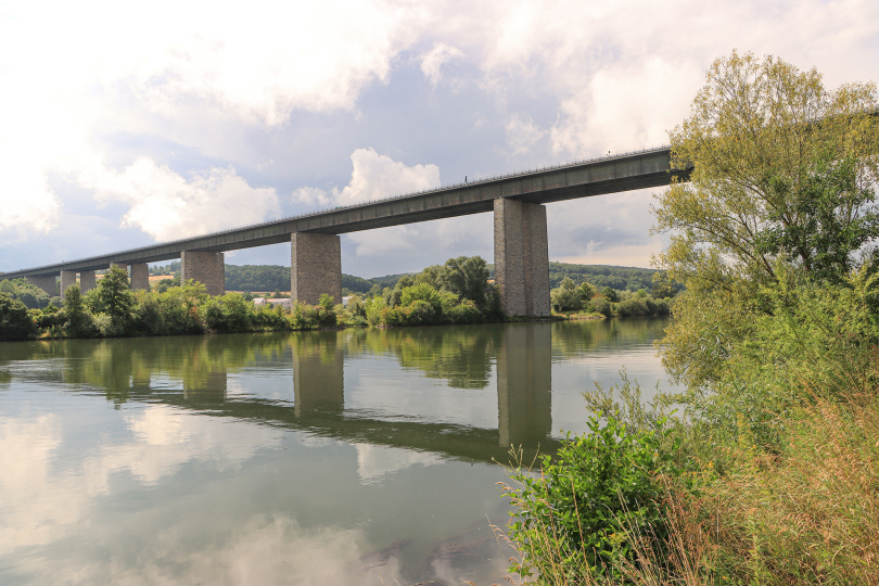 Aktuelle ADAC-Studie zeigt massive Folgen einer möglichen Brückensperrung der Donaubrücke Sinzing