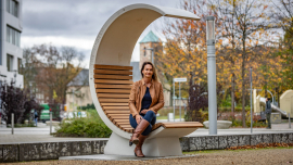 Prof. Dr. Sandra Gelbrich, Leiterin des Forschungsbereiches „Leichtbau im Bauwesen“, präsentiert die C-förmige Stadtmöblierung „Big C“ auf dem Chemnitzer Johannisplatz. Foto: Jacob Müller / TU Chemnitz