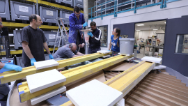 Während der Betonage des Prototyps im Versuchsfeld waren höchste Konzentration und ein perfektes Ausgangsmaterial, das über einen Schlauch zugeführt wurde, gefordert. Foto: Forschungsbereich „Leichtbau im Bauwesen“ / TU Chemnitz