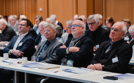 Erste Reihe von links: Otto-Ewald Marek (AHO-Vorstand), Prof. Dr. Dr. jur. Horst G. Rustemeier(Humboldt-Universität zu Berlin), Georg Brechensbauer (stellv. AHO-Vorstandsvorsitzender), Dr.-Ing. Erich Rippert (AHO-Ehrenvorsitzender)