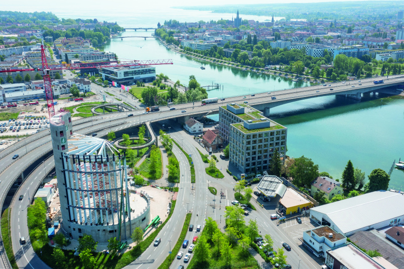 In Konstanz am Bodensee entsteht ein über 50 m hohes, zylindrisches Panoramagebäude aus Holz und Beton, eigens errichtet für ein 360-Grad-Panorama des Künstlers Yadegar Asisi. Foto: PERI Deutschland
