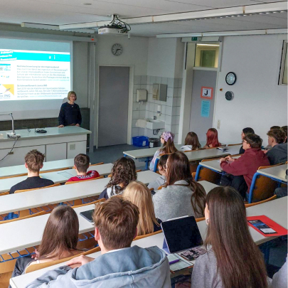 Stephanie Sierig bei ihrem Vortrag "Ingenieur/in im Bauwesen - Berufsbild und Karrierechancen" 