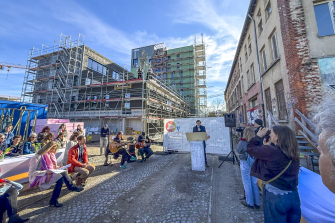 Gebäudetyp-e in Bayern: "Das große kleine Haus" feiert Richtfest