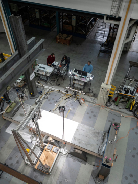 Die Experimente in der Bauhalle der Empa zeigten: Das System kann selbst bereits geschädigte Brücken steifer und tragfähiger machen. © Empa