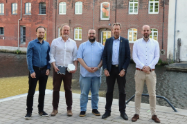 Das Projektteam, v.l.n.r.: Lukas Holtz (TECCON), Oliver Grunewald (TECCON), Maximilian Keller (TUHH, Projektleiter), Jörg Manthey (TECCON) und Bastian Bossen (TUHH). Foto: TUHH