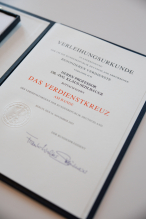 Verdienstkreuz am Bande des Verdienstordens der Bundesrepublik Deutschland für Prof. Dr.-Ing. Klaus Sedlbauer. Foto: Tobias Blaser