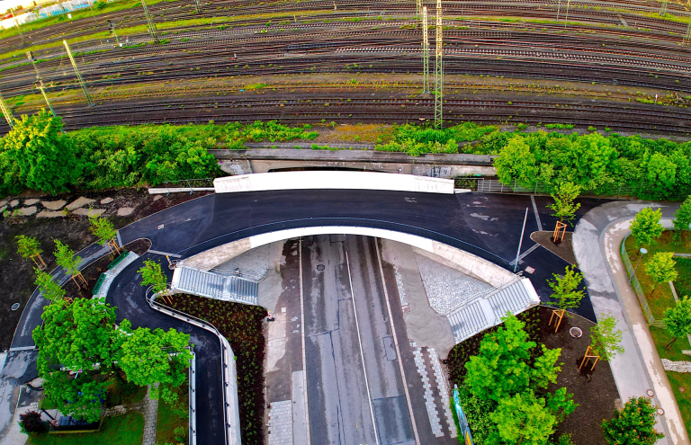 Mit der Fertigstellung der Fuß- und Radwegbrücke ist ein wichtiger Lückenschluss gelungen. Foto: Jaser Heideri / WTM Engineers