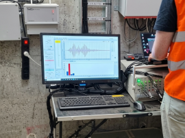 Messung mit dem Schallemissionssystem COMOBASE zur kontinuierlichen Überwachung des Zustands einer spannstahlverstärkten Brücke. Foto: © Fraunhofer IKTS - KI-optimiert 