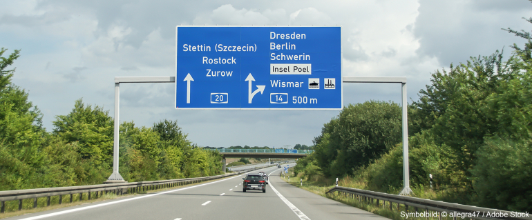 Entwicklung einer Verkehrszeichenbrücke aus Holz TTS - Bridge.Symbolbild: © allegra47 / Adobe Stock