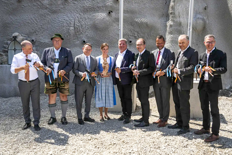Symbolischer Tunnelanschlag (v.l.): Michael Kordon (Autobahn GmbH), Landrat Speer, Parlamentarischer Staatssekretär Ulrich Lange, Tunnelpatin Barbara Barke, Bayerns Verkehrsminister Christian Bernreiter, Bundesinnenminister Alexander Dobrindt, Thomas Holz (MdL), Harald Kühn (MdL) und Stefan Scheckinger (Staatliches Bauamt Weilheim). 