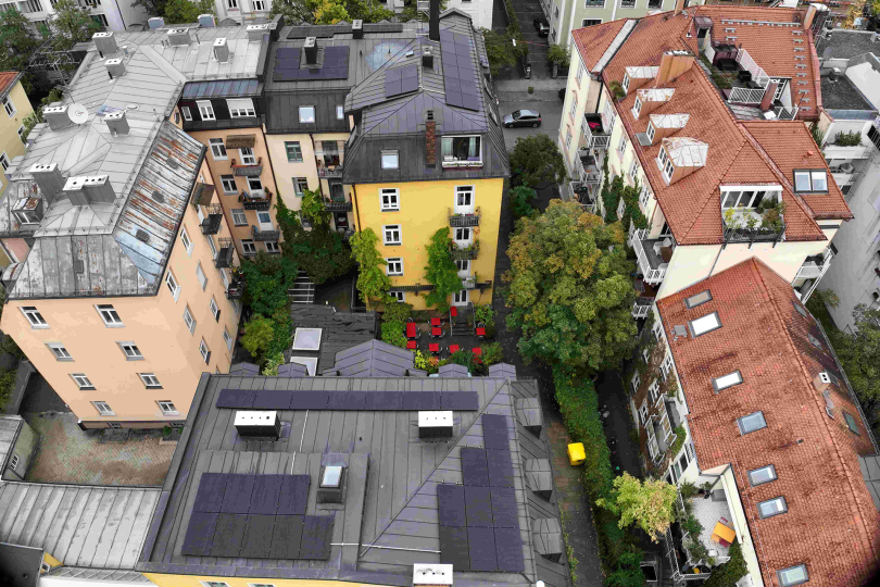 Mitgliederprojekt: Photovoltaikanlage im Ensembleschutz - Acht Dachflächen, drei Gebäude, ein Wechselrichter