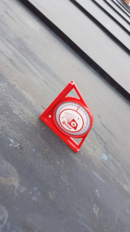 Die Dachneigung des Metalldaches