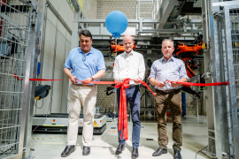 RUB-Rektor Martin Paul, Massivbau-Professor Dr. Peter Mark und Felix von Limburg, Geschäftsführer der Firma BT Innovation, (v.l.) schneiden das symbolische rote Band durch.