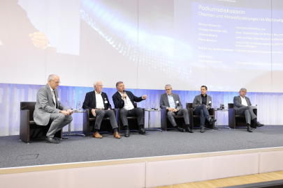 Präsident Prof. Dr. Norbert Gebbeken (2.v.l.) bei der Podiumsdiskussion „Chancen und Herausforderungen im Wohnungsbau“