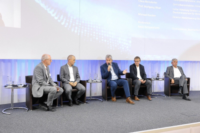 Michael Kordon (2.v.l.), Direktor der Niederlassung Südbayern der Autobahn GmbH und 1. Vizepräsident der Kammer bei der Diskussion „Serielles und modulares Bauen im Verkehrswegebau“