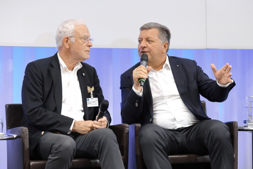 Prof. Dr. Norbert Gebbeken, Präsident der Bayerischen Ingenieurekammer-Bau, mit Bauminister Christian Bernreiter bei der Podiumsdiskussion.