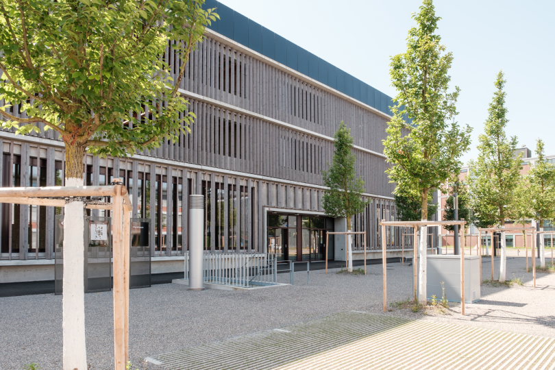 Parkhaus-Holzfassade auf dem Campus „co-operate“. Der Entwurf erlaubt eine vergleichsweise einfache Umnutzung zu Büroräumen und Ladengeschäften. Foto: Empa