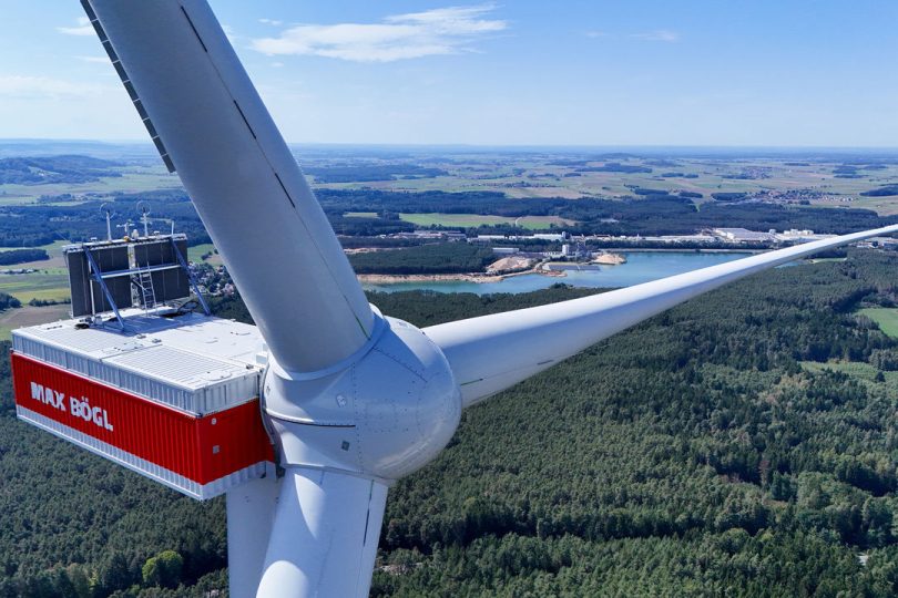 Der fertiggestellte Turm markiert eine neue Rekordhöhe im Bereich serienmäßig produzierter Onshore-Windenergieanlagen. Zum Einsatz kommt eine Vestas V172 mit einer installierten Leistung von 7,2 Megawatt. Foto: Florian Paul / Firmengruppe Max Bögl