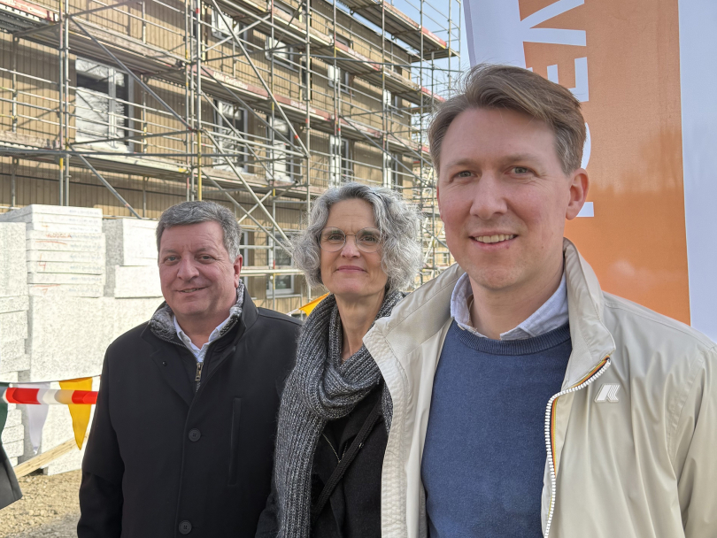 Bauminister Christian Bernreiter, Birgit Eckert-Gmell, Geschäftsführerin IGEWO und Maurice Attenberger, Geschäftsführer IGEWO (v.l., Foto: StMB)