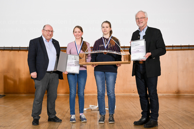 Platz 3: Brücke der tausend Knoten von Annalena Dahms und Hanna Höfner, beide 13 Jahre, Städtisches Thomas-Mann-Gymnasium München, 8. Klasse