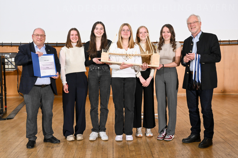 Platz 3: Entenhausner Fußgängerbrücke von Theresa Koch, Sarah Weidner, Mara Diaconu, Sophia Moser, Sophia Sommer, Wilhelm-Diess-Gymnasium Pocking, 14-15 Jahre, Klassenstufe 9 