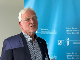 Prof. Dr. Norbert Gebbeken, Präsident der Bayerischen Ingenieurekammer-Bau, bei der Preisverleihung